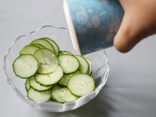 7、日式土豆沙拉,切片的黄瓜放上适量的盐，腌制约15分钟。