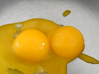 1、夏天自制麦旋风，感受无限续杯的幸福体验！,锅子里倒入3个鸡蛋黄