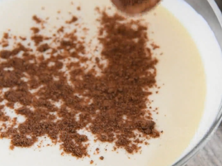 9、夏天自制麦旋风，感受无限续杯的幸福体验！,撒入2g可可粉