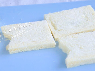 2、海鲜吐司卷,吐司切入四周硬边。