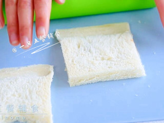 3、海鲜吐司卷,用擀面杖将吐司片的一边压扁。