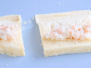 4、海鲜吐司卷,将拌好的虾仁银鱼馅放在吐司的另一边。