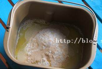 1、北极虾培根肉酱比萨,将饼底材料全部投入面包桶，面包桶安装在烤箱内。