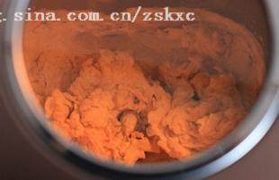 2、北极虾培根肉酱比萨,启用烤箱和面功能，10分钟一次，2次