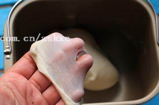 3、北极虾培根肉酱比萨,和好的面团，能拉出较薄的膜