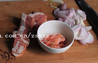 6、北极虾培根肉酱比萨,洋葱剥皮切好，培根切片，北极虾剥皮去头