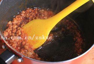 8、北极虾培根肉酱比萨,蕃茄沙司加猪肉末炒至粘稠