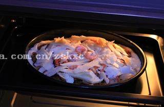 11、北极虾培根肉酱比萨,烤箱提前预热10分钟，上层，220度，15分钟左右，上下火；提前5分钟取出撒剩下的马苏里拉芝士，再送入烤箱烤至芝士熔化即可。