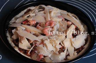 10、北极虾培根肉酱比萨,撒上一半马苏里拉芝士