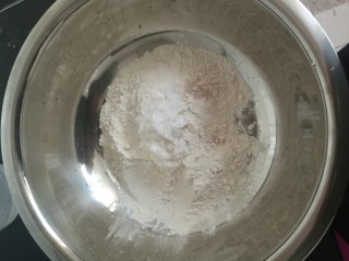 1、多味洋葱面包,按照配方把用料称好