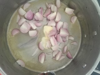 2、多味洋葱面包,把洋葱丝炒至断生盛出备用,注意配方里的黄油是面包的用量,不包括炒洋葱的用量