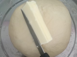 4、多味洋葱面包,把黄油软化揉进面团里,使面团充分上劲,这个过程可以让面包机或打蛋机来操作,我是全程手工操作,所以只有慢慢揉了