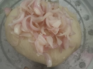 5、多味洋葱面包,最后把炒好的洋葱丝揉进面团里就可以醒发啦,先用喷壶喷些水,放烤箱的醒发功能发至原来的2倍大,面包机可以忽略这一步????