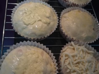 7、多味洋葱面包,漫长的醒至终于完成了,接下来就可以根据自己的喜好来操作啦,我是用的蛋黄酱和马苏里拉芝士,也可以挤上沙拉酱,撒一些火腿丝什么的都可以