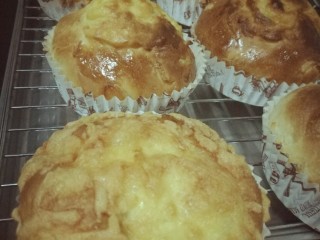 8、多味洋葱面包,入烤箱200/180左右,烤20分钟左右,烤熟即可,是不是很漂亮诱人呢????