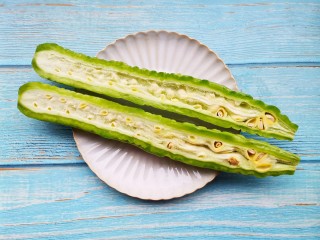 2、凉拌苦瓜,苦瓜对半切开。