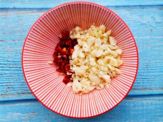 5、凉拌苦瓜,大蒜切末，干辣椒切圈放入碗中，