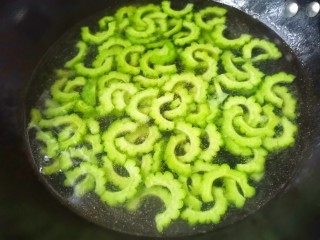 11、凉拌苦瓜,锅中烧开水，加一点点盐，加苦瓜焯水2分钟，