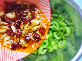 13、凉拌苦瓜,倒入料汁。