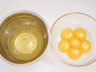 2、肉松小贝,将蛋黄和蛋清分离出来，分别装在两个干净的无油无水的盆中