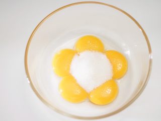 3、肉松小贝,制作蛋黄糊，蛋黄中加入25g细砂糖