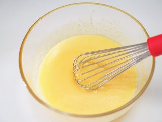 4、肉松小贝,用手动打蛋器搅打至砂糖融化，蛋黄颜色微微变浅