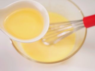 5、肉松小贝,加入玉米油，搅拌至玉米油与蛋黄完全混合