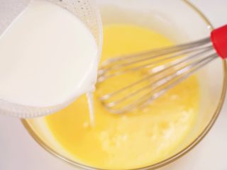 6、肉松小贝,加入牛奶，拌匀