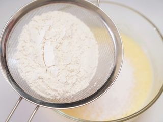 7、肉松小贝,筛入低筋面粉