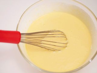 8、肉松小贝,尽量以不规则手法或Z字形拌匀至无干粉状即可，做好的蛋黄糊放一旁备用