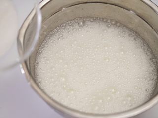 9、肉松小贝,打发蛋白，60g细砂糖分三次加入到打发蛋白中（第一次为打发至蛋白呈鱼眼泡时加入；第二次为打发至蛋白变得细腻时加入；第三次为打发至蛋白出现明显纹路时加入）
