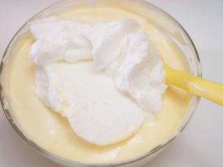 12、肉松小贝,再取1/3蛋白霜拌入蛋黄糊中，同样的手法拌匀