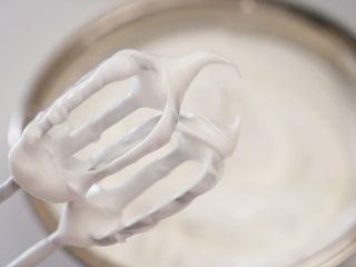 10、肉松小贝,直至将蛋白打发至干性发泡状态即可（如图状态）