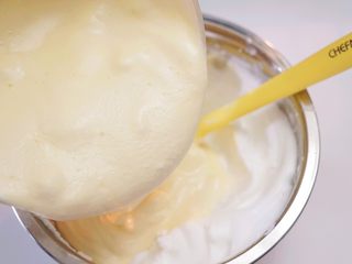 13、肉松小贝,将拌匀的蛋黄糊一次性倒回到剩余的1/3蛋白霜盆中，迅速拌匀