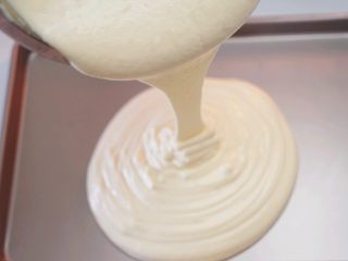 14、肉松小贝,将拌匀的蛋糕糊从20cm左右的高度倒入烤盘（烤盘可提前铺好油纸，我用的是学厨15寸不沾烤盘，不铺油纸也是可以的）