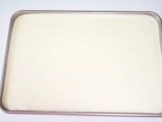 15、肉松小贝,晃动下烤盘，使蛋糕糊均匀地平铺在烤盘里，然后端起烤盘在桌上震两下，震出气泡