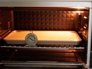 16、肉松小贝,将烤盘放入预热好的烤箱中层，170度烤23分钟左右