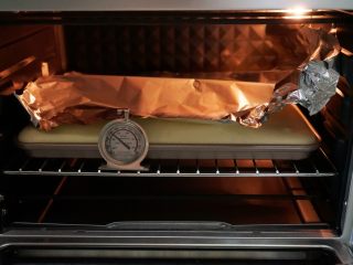 17、肉松小贝,烘烤过程如果觉得上色太深，可在蛋糕表面加盖一层锡纸