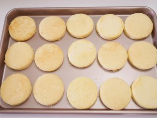 19、肉松小贝,晾凉的蛋糕片脱模后，用圆形切模一个个摁出来（我用的是饺子片的切模，该大小组合后可以做8个左右的肉松小贝）