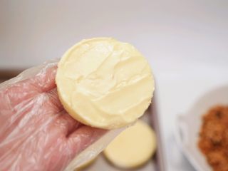 20、肉松小贝,开始组装肉松小贝（这个步骤最好戴上一次性手套操作）：取一片蛋糕坯抹上沙拉酱