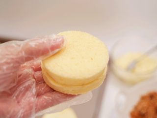 21、肉松小贝,再将另一片蛋糕坯合在一起