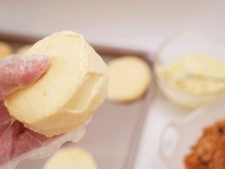 22、肉松小贝,先沿着蛋糕边缘抹上一圈沙拉酱，然后再在其中一表面抹上沙拉酱