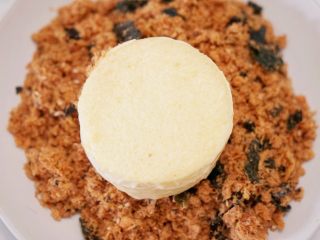 23、肉松小贝,将涂有沙拉酱的一面沾满肉松