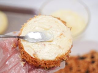 25、肉松小贝,另一面也抹好沙拉酱