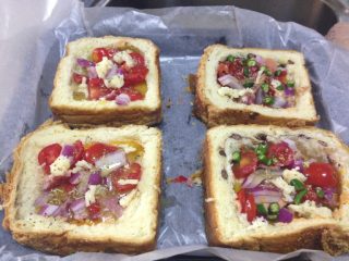 4、土司披萨,放配料