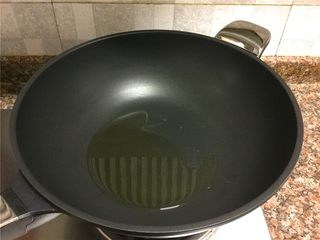 3、双豆炒肉,热锅倒油烧至八成热。