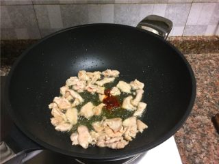 5、双豆炒肉,放入豆瓣酱翻炒10秒。