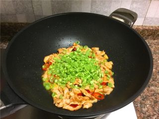 7、双豆炒肉,放入四季豆翻炒20秒。