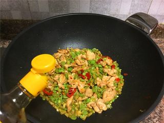 9、双豆炒肉,倒入适量生抽翻炒10秒即可出锅。