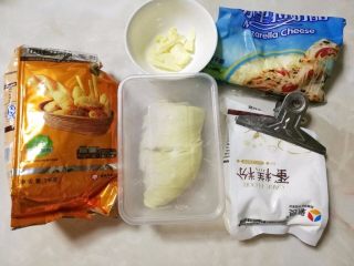 2、榴莲披萨,准备好披萨要用到的所有材料